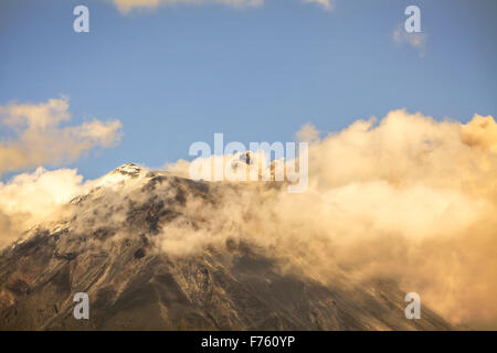 Wolke aus Asche und Dampf aus der Vulkan Tungurahua, Südamerika Stockfoto