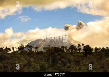 Ecuador Vulkan Tungurahua spuckt unruhigen Federn von Asche und Gas weit über seinem Krater, Südamerika Stockfoto