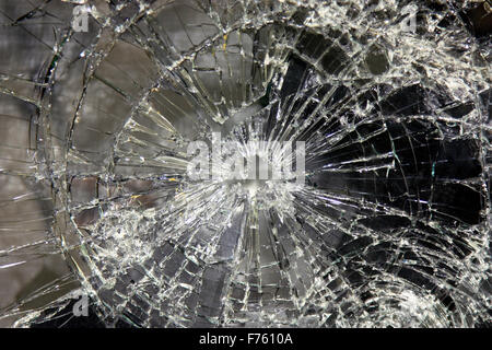 eine große Glasscheibe in Stücke gebrochen Stockfoto