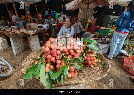 Rambutan-Anbieter auf dem Markt Psar Leu, Siem Reap, Kambodscha Stockfoto