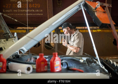 Lephalale, Südafrika - Mechaniker in Lkw-Reparaturwerkstatt Stockfoto