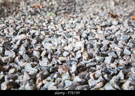 geringe Schärfentiefe. Farbige Schotter Kies Bodendecker für dekorative Hof und Garten Stockfoto