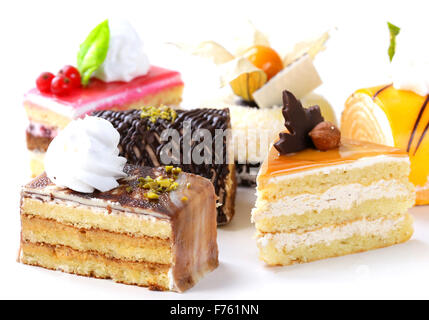 Verschiedene andere Mini-Kuchen mit Sahne, Schokolade und Beeren Stockfoto