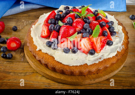 Kuchen mit frischen Beeren und Minze Stockfoto