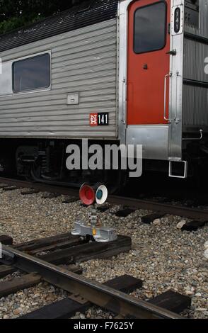 New Haven Railroad Pkw auf Strecken mit Signal. Stockfoto