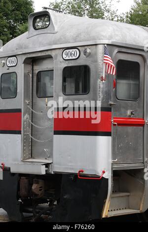 Eisenbahn-Personenwagen mit amerikanischen Flagge Stockfoto