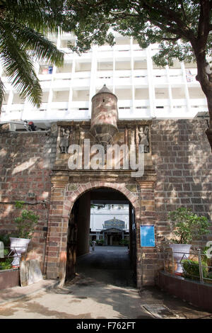 Skulptur auf Herrenhaus Burgtor Bombay, Mumbai, Maharashtra, Indien, Asien Stockfoto