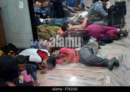 Menschen, die auf dem Boden schlafen, internationaler Flughafen tribhuvan, kathmandu, nepal, asien Stockfoto