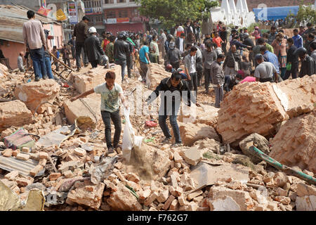 Menschen, die Leichen suchen, Erdbeben, Erdbeben Nepal, Gorkha-Erdbeben, Erdbeben 2015, Erdbebenschäden, Erdbebenzerstörung, Erdbebenschutt, asiatisches Erdbeben, Kathmandu, Nepal, Asien Stockfoto