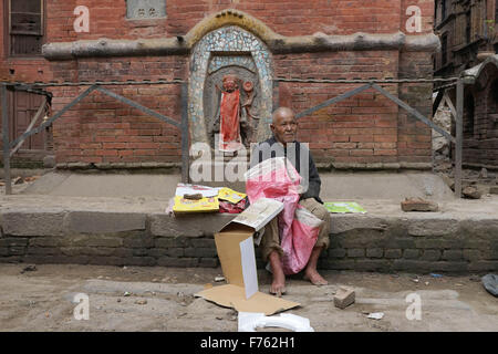 Mann Wohn Gebäude eingestürzt, Erdbeben, Kathmandu, Nepal, Asien Stockfoto