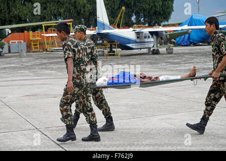 Armeepersonal tragen, verletzte Person Bahre, Erdbeben, Nepal, Asien Stockfoto