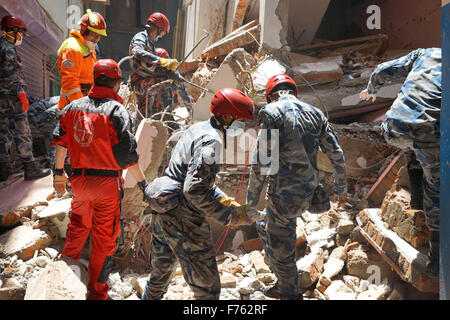 Rettungspersonal auf der Suche nach Leichen, Erdbeben, Kathmandu ; Nepal, Asien Stockfoto