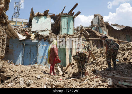 Rettungskräfte suchen Leichen, Erdbeben, Nepal, Asien Stockfoto