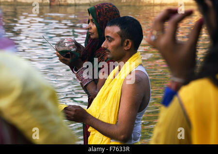 Chhath Puja India Gate New Delhi Dienstag, 17. November 2015. Hinduistische Festival der Sonnenanbetung während des Sonnenuntergangs am 6. Tag nach Diwali Stockfoto