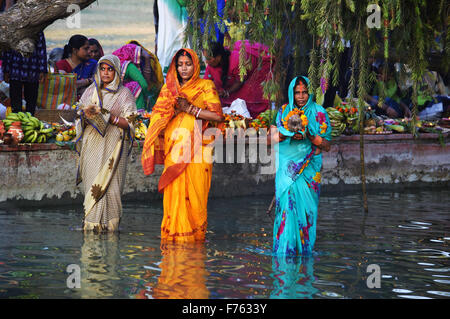 Chhath Puja India Gate New Delhi Dienstag, 17. November 2015. Hinduistische Festival der Sonnenanbetung während des Sonnenuntergangs am 6. Tag nach Diwali Stockfoto