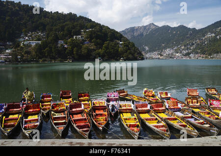 Boote in Naini Lake, Nainital, Uttarakhand, Indien, Asien Stockfoto