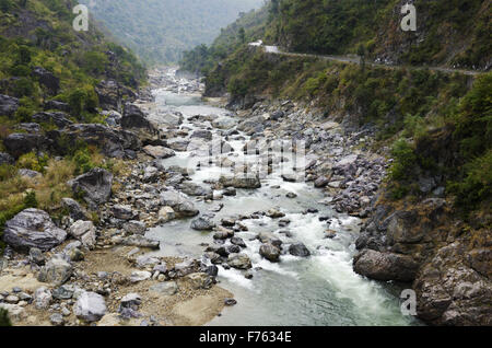 Alaknanda Fluss und Straße, Uttarakhand, Indien, Asien Stockfoto