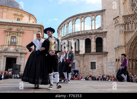 Traditioneller spanischer Tanz, Plaza De La Virgen, Valencia, Spanien Stockfoto