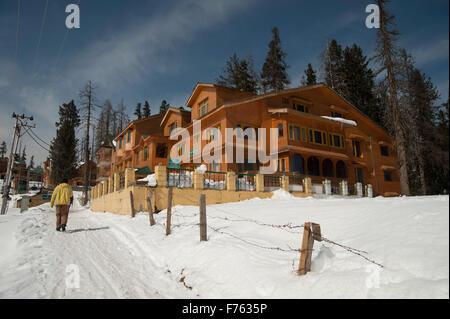 Straße zum Hotel unter dem Schnee im Winter in Gulmarg Kaschmir Indien Asien Stockfoto