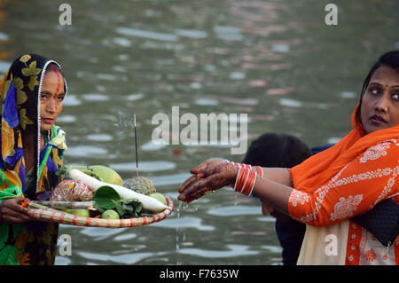 Chhath Puja India Gate New Delhi Dienstag, 17. November 2015. Hinduistische Festival der Sonnenanbetung während des Sonnenuntergangs am 6. Tag nach Diwali Stockfoto