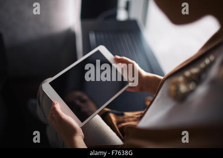 Frau, die gerade etwas auf ihr touchpad Stockfoto