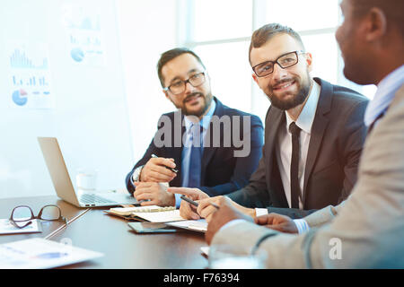 Multi-ethnischen Gruppe von Geschäftsleuten, die Planung der Arbeit Stockfoto