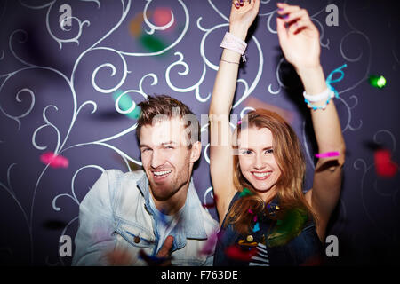 Glückliches junges Paar Tanz im Nachtclub Stockfoto