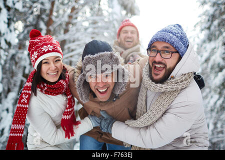 Glückliche Freunde Spaß im Park im winter Stockfoto