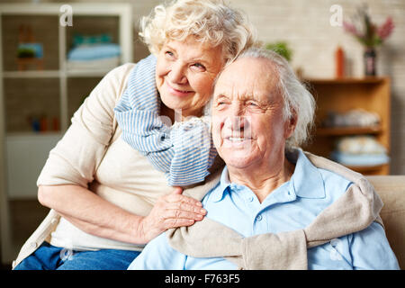 Glücklich senior Mann und Frau im Casual-wear Stockfoto