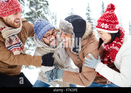 Fröhliche Freunde, die Spaß in Winter park Stockfoto