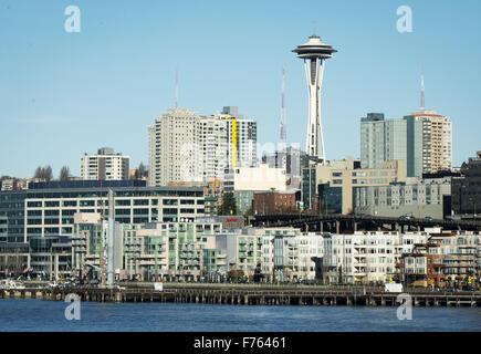 Seattle, Washington, USA. 21. November 2015. Seattle Space Needle, Seattle Center liegt an Bord einer Washington State Ferry in dieser Ansicht, Blick nach Osten über den Gewässern der Elliott Bay im Puget Sound entnehmen. Die Space Needle, bei über 605 Fuß hoch, wurde vom Hotelier Edward E. Carlson und Architekten John Graham Jr. entworfen und gebaut von Auftragnehmer Howard S. Wright für die 1962 Welten Fair. Errichtet um 200 mph Winden und ein 9.1 Erdbeben zu widerstehen, die Space Needle verfügt über eine Aussichtsplattform und ein Drehrestaurant. © David Bro/ZUMA Draht/Alamy Live-Nachrichten Stockfoto