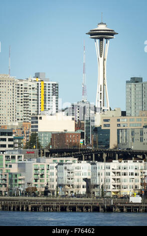 Seattle, Washington, USA. 21. November 2015. Seattle Space Needle, Seattle Center liegt an Bord einer Washington State Ferry in dieser Ansicht, Blick nach Osten über den Gewässern der Elliott Bay im Puget Sound entnehmen. Die Space Needle, bei über 605 Fuß hoch, wurde vom Hotelier Edward E. Carlson und Architekten John Graham Jr. entworfen und gebaut von Auftragnehmer Howard S. Wright für die 1962 Welten Fair. Errichtet um 200 mph Winden und ein 9.1 Erdbeben zu widerstehen, die Space Needle verfügt über eine Aussichtsplattform und ein Drehrestaurant. © David Bro/ZUMA Draht/Alamy Live-Nachrichten Stockfoto