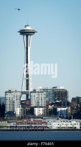 Seattle, Washington, USA. 21. November 2015. Seattle Space Needle, Seattle Center liegt an Bord einer Washington State Ferry in dieser Ansicht, Blick nach Osten über den Gewässern der Elliott Bay im Puget Sound entnehmen. Die Space Needle, bei über 605 Fuß hoch, wurde vom Hotelier Edward E. Carlson und Architekten John Graham Jr. entworfen und gebaut von Auftragnehmer Howard S. Wright für die 1962 Welten Fair. Errichtet um 200 mph Winden und ein 9.1 Erdbeben zu widerstehen, die Space Needle verfügt über eine Aussichtsplattform und ein Drehrestaurant. © David Bro/ZUMA Draht/Alamy Live-Nachrichten Stockfoto