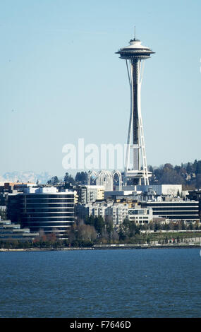 Seattle, Washington, USA. 21. November 2015. Seattle Space Needle, Seattle Center liegt an Bord einer Washington State Ferry in dieser Ansicht, Blick nach Osten über den Gewässern der Elliott Bay im Puget Sound entnehmen. Die Space Needle, bei über 605 Fuß hoch, wurde vom Hotelier Edward E. Carlson und Architekten John Graham Jr. entworfen und gebaut von Auftragnehmer Howard S. Wright für die 1962 Welten Fair. Errichtet um 200 mph Winden und ein 9.1 Erdbeben zu widerstehen, die Space Needle verfügt über eine Aussichtsplattform und ein Drehrestaurant. © David Bro/ZUMA Draht/Alamy Live-Nachrichten Stockfoto