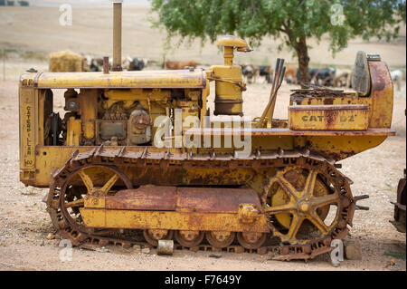 Alte gelbe Raupe Traktor auf einer Farm in Südafrika Stockfoto