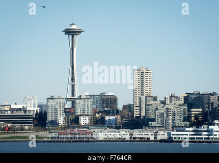 Seattle, Washington, USA. 21. November 2015. Seattle Space Needle, Seattle Center liegt an Bord einer Washington State Ferry in dieser Ansicht, Blick nach Osten über den Gewässern der Elliott Bay im Puget Sound entnehmen. Die Space Needle, bei über 605 Fuß hoch, wurde vom Hotelier Edward E. Carlson und Architekten John Graham Jr. entworfen und gebaut von Auftragnehmer Howard S. Wright für die 1962 Welten Fair. Errichtet um 200 mph Winden und ein 9.1 Erdbeben zu widerstehen, die Space Needle verfügt über eine Aussichtsplattform und ein Drehrestaurant. © David Bro/ZUMA Draht/Alamy Live-Nachrichten Stockfoto