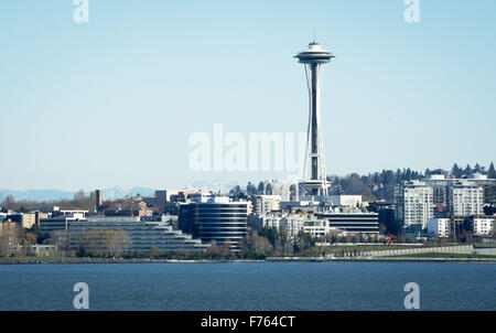 Seattle, Washington, USA. 21. November 2015. Seattle Space Needle, Seattle Center liegt an Bord einer Washington State Ferry in dieser Ansicht, Blick nach Osten über den Gewässern der Elliott Bay im Puget Sound entnehmen. Die Space Needle, bei über 605 Fuß hoch, wurde vom Hotelier Edward E. Carlson und Architekten John Graham Jr. entworfen und gebaut von Auftragnehmer Howard S. Wright für die 1962 Welten Fair. Errichtet um 200 mph Winden und ein 9.1 Erdbeben zu widerstehen, die Space Needle verfügt über eine Aussichtsplattform und ein Drehrestaurant. © David Bro/ZUMA Draht/Alamy Live-Nachrichten Stockfoto