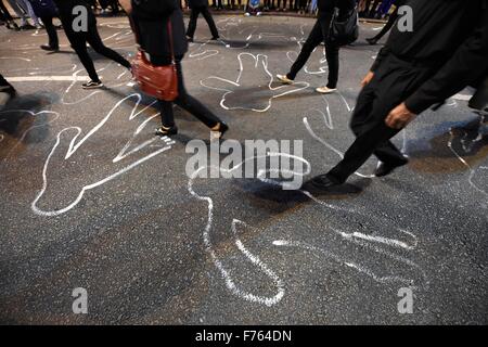 (151126)--MONTEVIDEO, 26. November 2015 (Xinhua)--Menschen tragen schwarze Kleidung nehmen Sie Teil an einer Demonstration gegen Gewalt, die Markierung des internationalen Tages zur Beseitigung von Gewalt gegen Frauen, in der Innenstadt von Montevideo, der Hauptstadt von Uruguay, am 25. November 2015. Laut Lokalpresse, Männer und Frauen marschierten tragen schwarze Kleidung und in der Stille gegen häusliche Gewalt und für die Opfer von Frauenmorden in Uruguay. Die Staatsanwaltschaft von Uruguay erklärte am Mittwoch, dass Frauenmorde als Straftat, kennzeichnend ist, dass es einen Aktionsplan zur Bekämpfung von Gewalt gegen Frauen vorgestellt wurde. Stockfoto