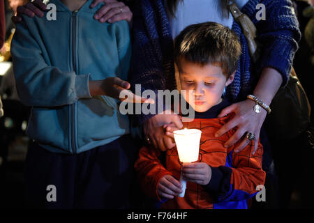 (151126)--MONTEVIDEO, 26. November 2015 (Xinhua)--A Boy hält eine Kerze während eines Marsches gegen Gewalt, die Markierung des internationalen Tages zur Beseitigung von Gewalt gegen Frauen, in der Innenstadt von Montevideo, der Hauptstadt von Uruguay, am 25. November 2015. Laut Lokalpresse, Männer und Frauen marschierten tragen schwarze Kleidung und in der Stille gegen häusliche Gewalt und für die Opfer von Frauenmorden in Uruguay. Die Staatsanwaltschaft von Uruguay erklärte am Mittwoch, dass Frauenmorde als Straftat, kennzeichnend ist, dass es einen Aktionsplan zur Bekämpfung von Gewalt gegen Frauen vorgestellt wurde. (Xinhua/Nicola Stockfoto