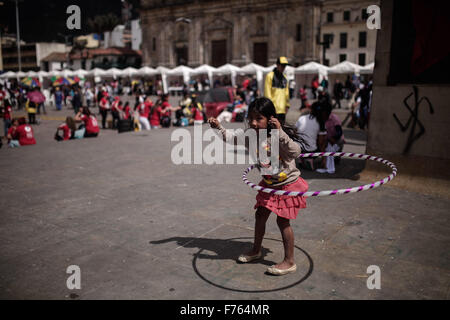 Bogota, Kolumbien. 25. November 2015. Eine indigene Mädchen spielt während einer Demonstration in der Plaza Bolivar in Bogota, Kolumbien, am 25. November 2015. Laut Lokalpresse, Hunderten indigener Völker führte durch die nationalen indigenen Organisation von Colombia (ONIC), kamen in Bogota, in der Verteidigung der besonderen einheimischen Gerichtsbarkeit, das Recht auf soziale Mobilisierung und Protest, und für die verhafteten und verfolgt von der einheimischen Führer Feliciano Valencia zu protestieren. © Jhon Paz/Xinhua/Alamy Live-Nachrichten Stockfoto