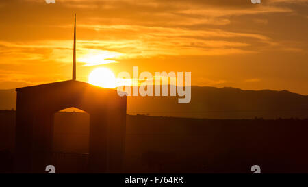 Goldene orange und gelbe Sonnenuntergang über Santa Fe, New Mexico im Frühjahr. Stockfoto