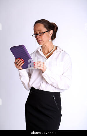 Mitte der vierziger Jahre Business-Frau mit ihrem Tablet-Computer Stockfoto