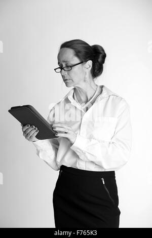 Mitte der vierziger Jahre Business-Frau mit ihrem Tablet-Computer Stockfoto