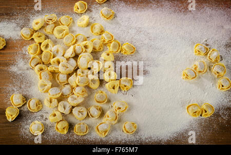 Frisch gemacht Ravioli auf einem hölzernen Hintergrund. Ansicht von oben Stockfoto