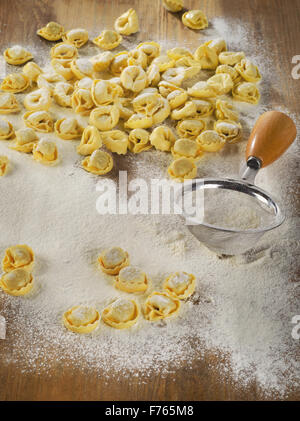 Frisch gemacht Ravioli auf Holztisch. Top wiev Stockfoto