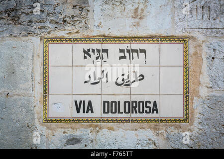 Katholische Symbole entlang der Via Dolorosa in Jerusalem, Israel, Naher Osten. Stockfoto