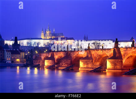 St Vitus Cathedral, Karlsbrücke und Fluss Vltava in der Abenddämmerung, Prag, Tschechische Republik Stockfoto