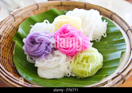 Bunte von Thai Nudeln Reisnudeln mit Curry gegessen Stockfoto
