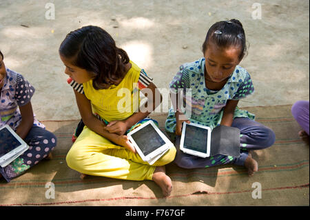 Mädchen, die am Tablet-Computer studieren, Banaras, Benaras, Varanasi, Uttar Pradesh, Indien, Asien Stockfoto