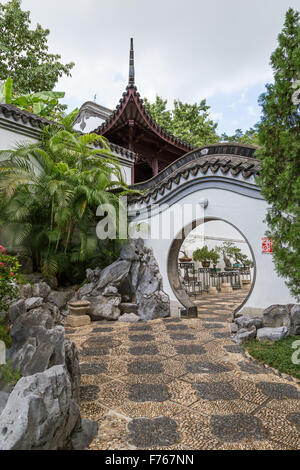 Chinesischen Stil runden Tür an die Kowloon Walled City Park in Hong Kong, China. Stockfoto